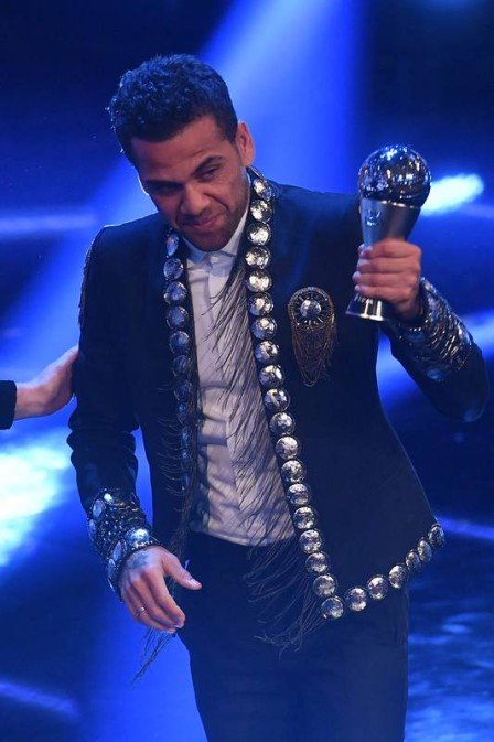 x72598571_paris-saint-germain-and-brazil-defender-dani-alves-holds-his-award-as-a-member-of-the-t.jpg.pagespeed.ic.MSP4ONh-hM